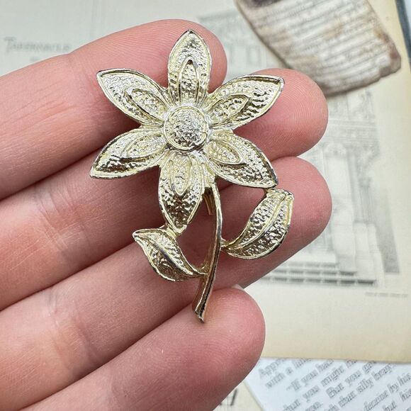 Vintage Gold Tone Daisy Flower Brooch Pin - Picture 2 of 3